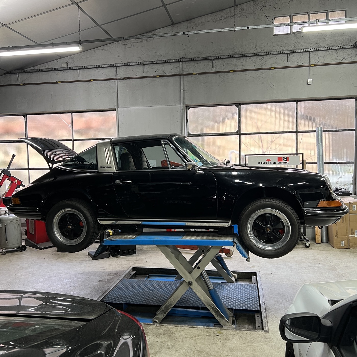 Porsche 911 ancienne et véhicule de collection dans l'atelier AutoRépare à Maubec